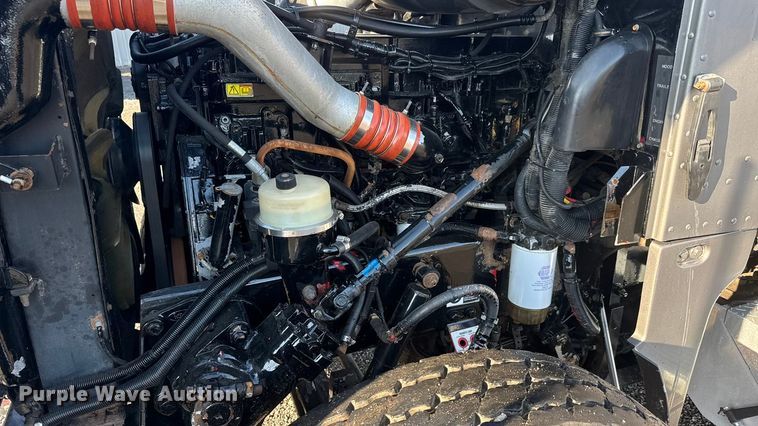 image for item EM8255 2005 Peterbilt 357 fuel / lube truck