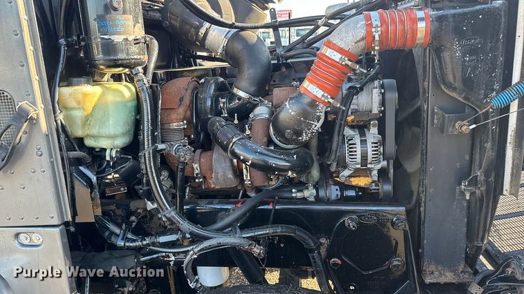 image for item EM8255 2005 Peterbilt 357 fuel / lube truck