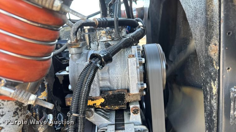 image for item EM8255 2005 Peterbilt 357 fuel / lube truck