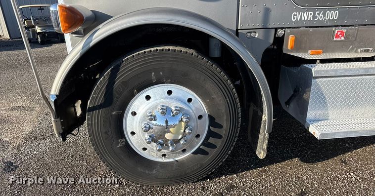 image for item EM8255 2005 Peterbilt 357 fuel / lube truck