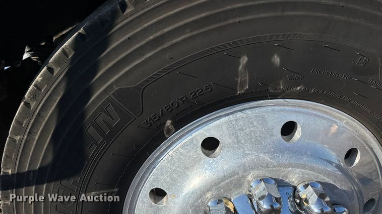 image for item EM8255 2005 Peterbilt 357 fuel / lube truck