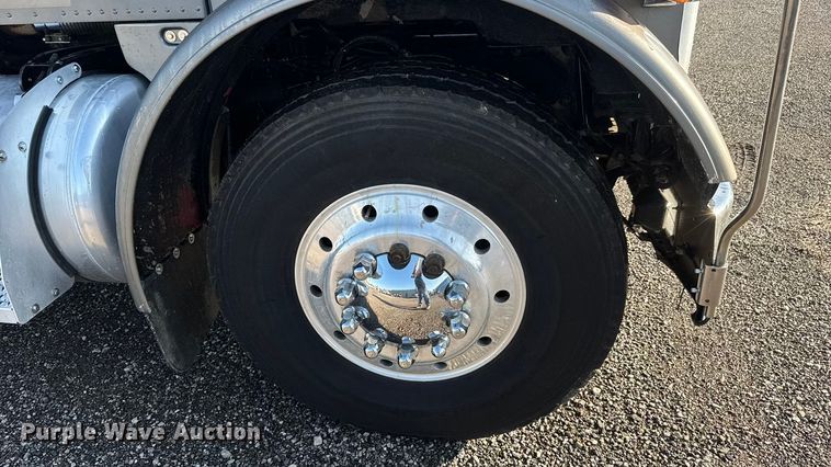 image for item EM8255 2005 Peterbilt 357 fuel / lube truck