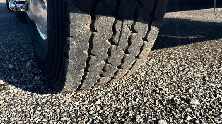 image for item EM8255 2005 Peterbilt 357 fuel / lube truck