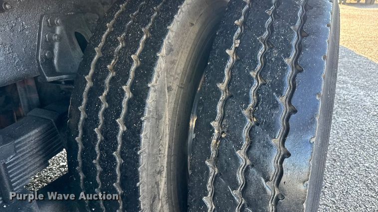 image for item EM8255 2005 Peterbilt 357 fuel / lube truck