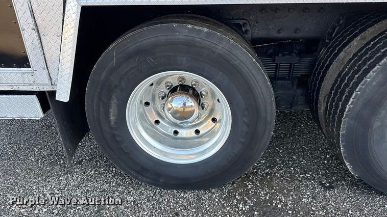 image for item EM8255 2005 Peterbilt 357 fuel / lube truck