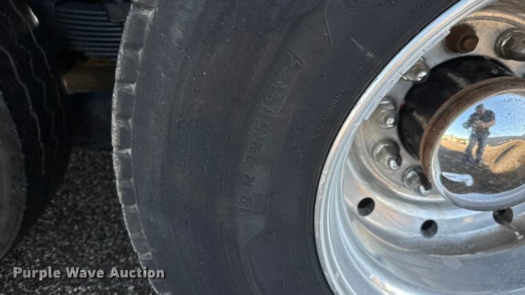 image for item EM8255 2005 Peterbilt 357 fuel / lube truck