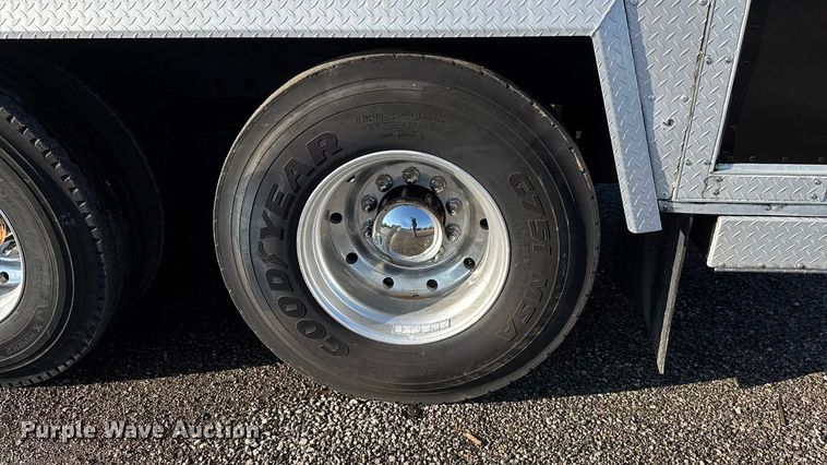 image for item EM8255 2005 Peterbilt 357 fuel / lube truck