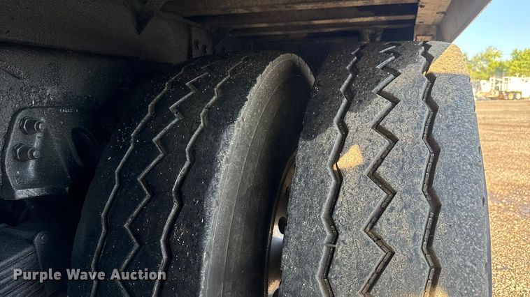 image for item EM8255 2005 Peterbilt 357 fuel / lube truck