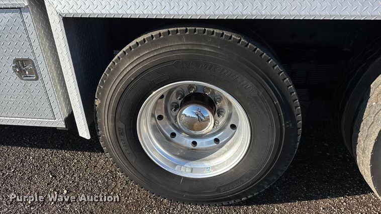 image for item EM8255 2005 Peterbilt 357 fuel / lube truck