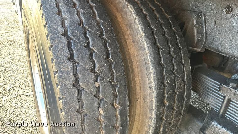 image for item EM8255 2005 Peterbilt 357 fuel / lube truck