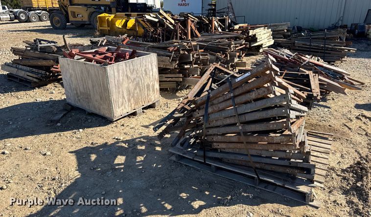 image for item EN0514 Approximately 250 bridge overhang brackets