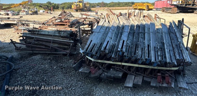 image for item EN0514 Approximately 250 bridge overhang brackets