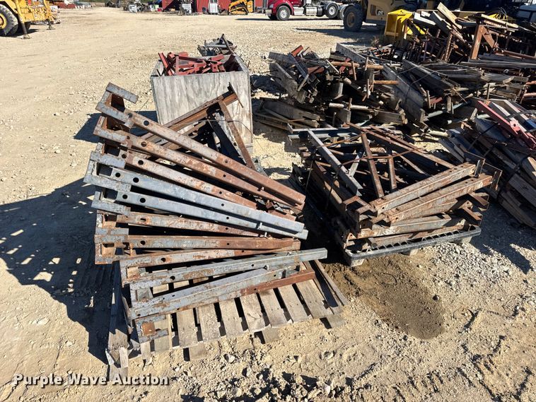 image for item EN0514 Approximately 250 bridge overhang brackets