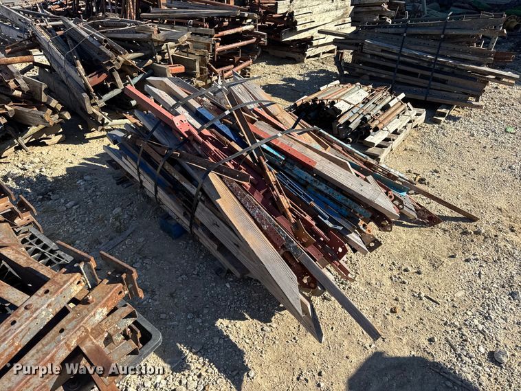 image for item EN0514 Approximately 250 bridge overhang brackets