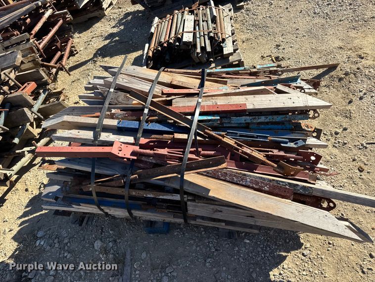 image for item EN0514 Approximately 250 bridge overhang brackets