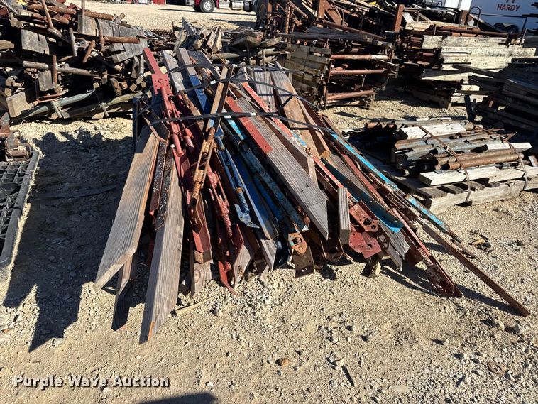 image for item EN0514 Approximately 250 bridge overhang brackets