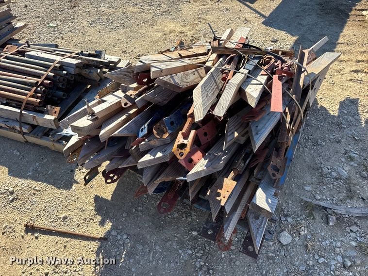 image for item EN0514 Approximately 250 bridge overhang brackets