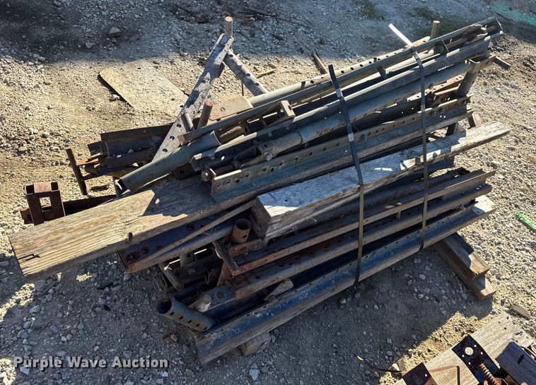 image for item EN0514 Approximately 250 bridge overhang brackets