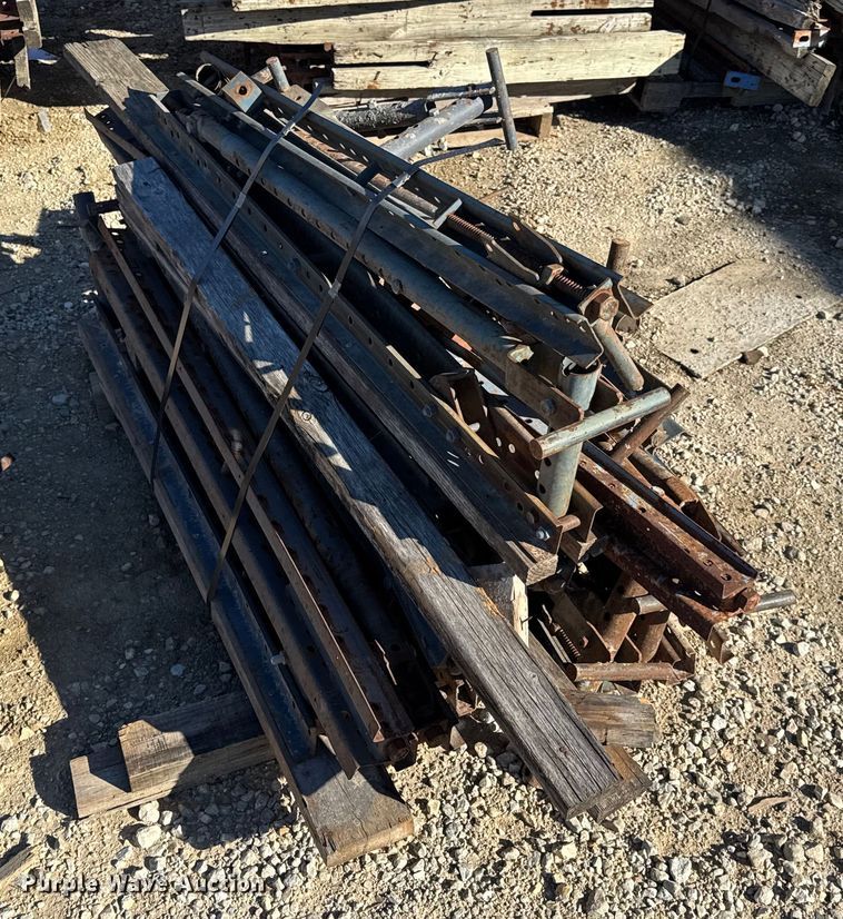 image for item EN0514 Approximately 250 bridge overhang brackets