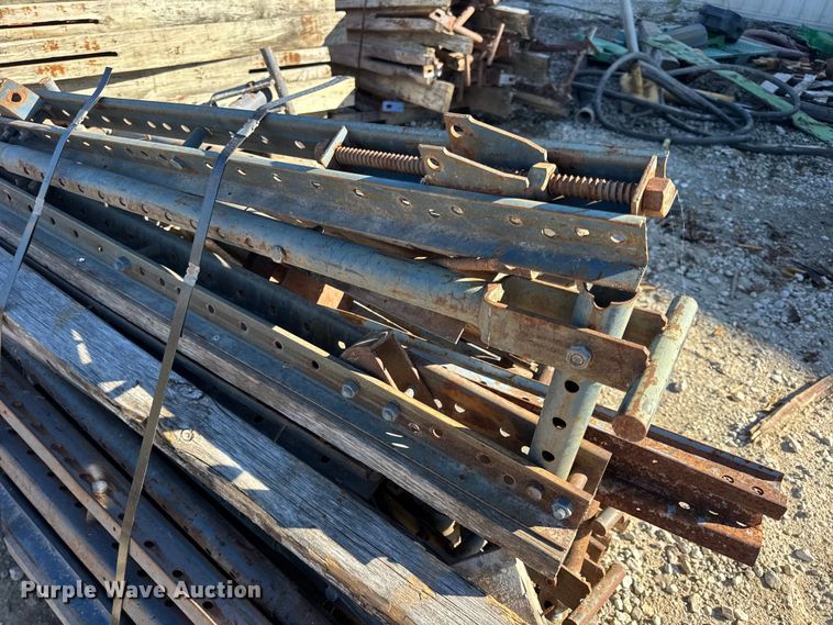 image for item EN0514 Approximately 250 bridge overhang brackets