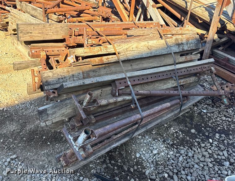 image for item EN0514 Approximately 250 bridge overhang brackets