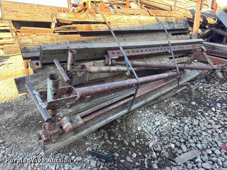 image for item EN0514 Approximately 250 bridge overhang brackets