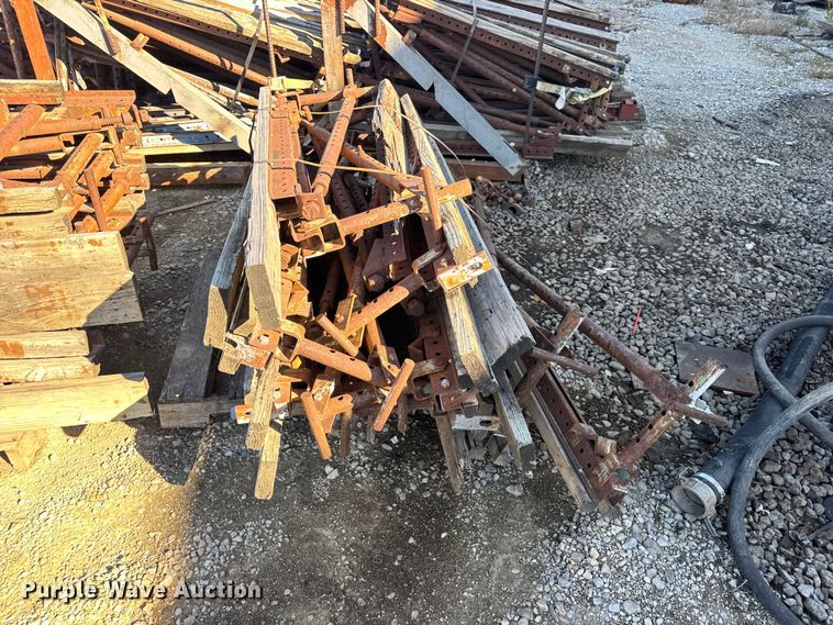 image for item EN0514 Approximately 250 bridge overhang brackets