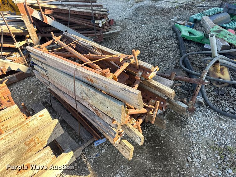 image for item EN0514 Approximately 250 bridge overhang brackets