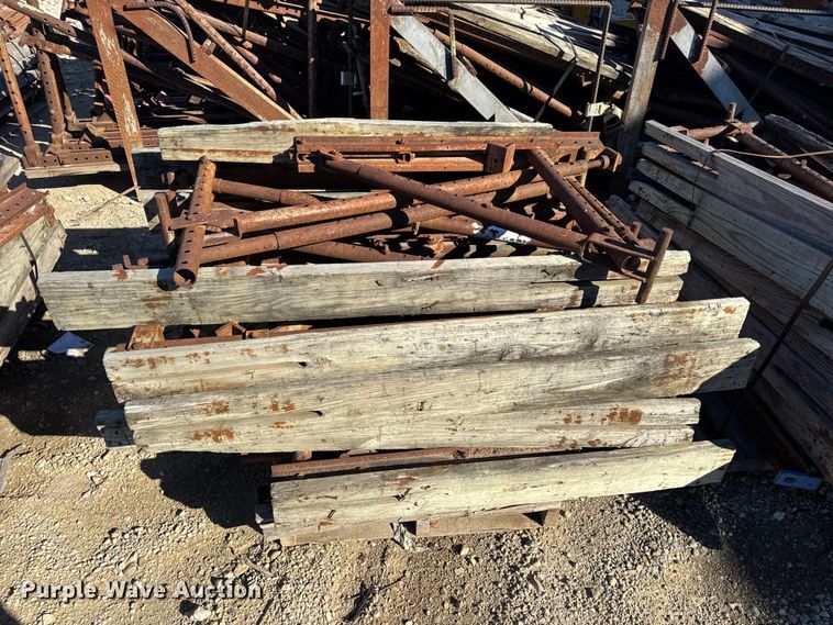 image for item EN0514 Approximately 250 bridge overhang brackets