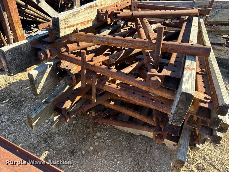 image for item EN0514 Approximately 250 bridge overhang brackets