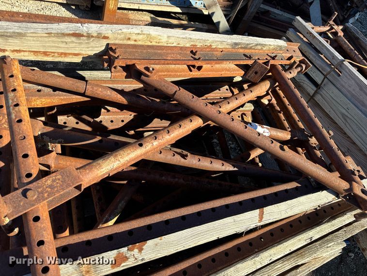 image for item EN0514 Approximately 250 bridge overhang brackets