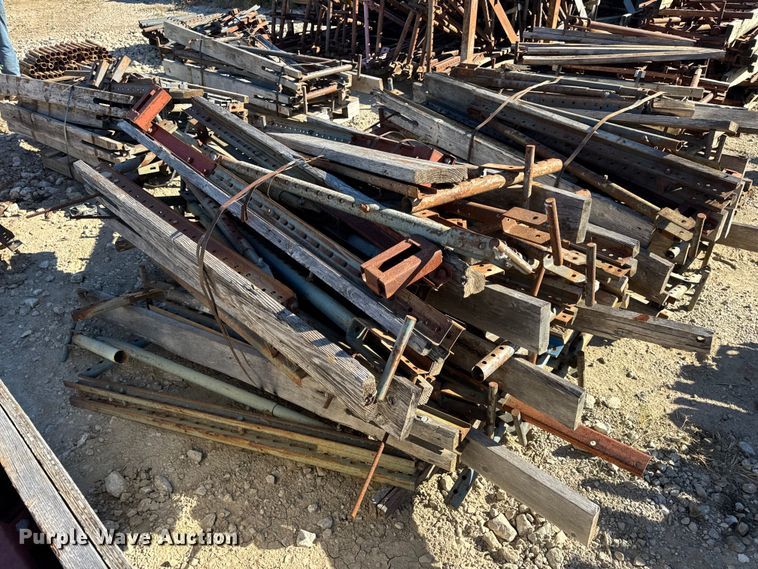 image for item EN0514 Approximately 250 bridge overhang brackets