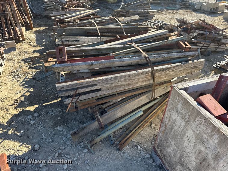 image for item EN0514 Approximately 250 bridge overhang brackets