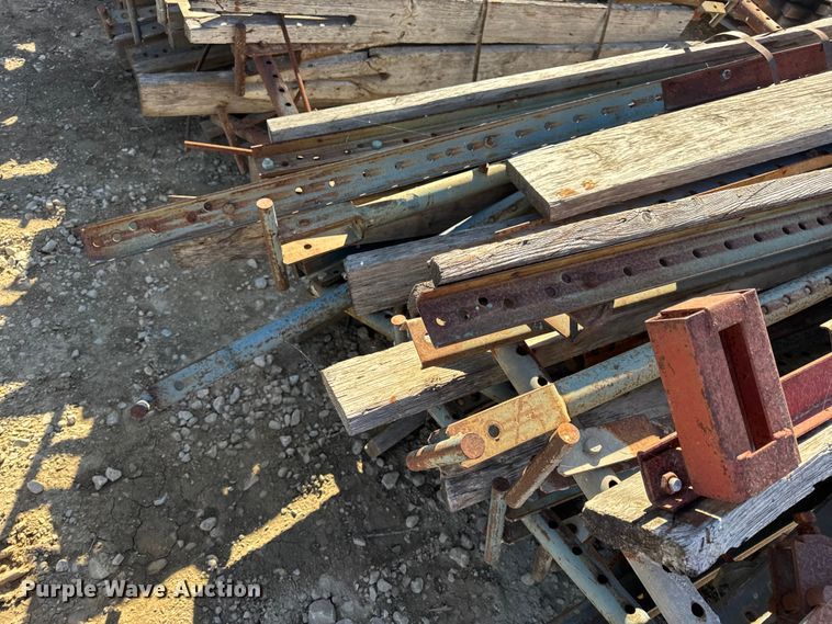 image for item EN0514 Approximately 250 bridge overhang brackets