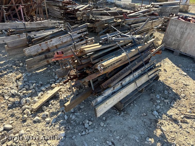 image for item EN0514 Approximately 250 bridge overhang brackets