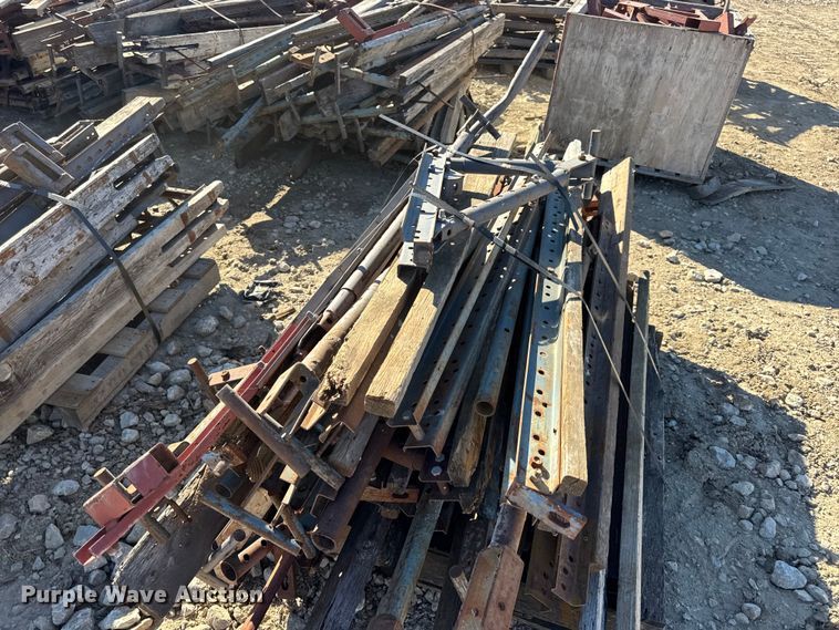 image for item EN0514 Approximately 250 bridge overhang brackets