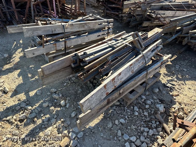 image for item EN0514 Approximately 250 bridge overhang brackets