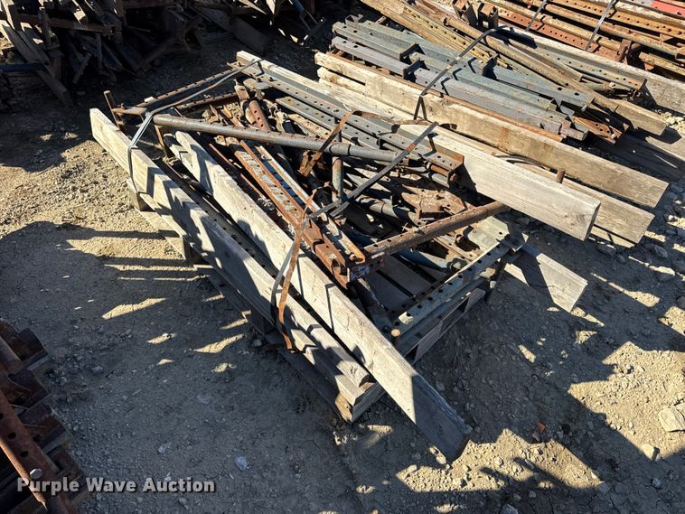 image for item EN0514 Approximately 250 bridge overhang brackets