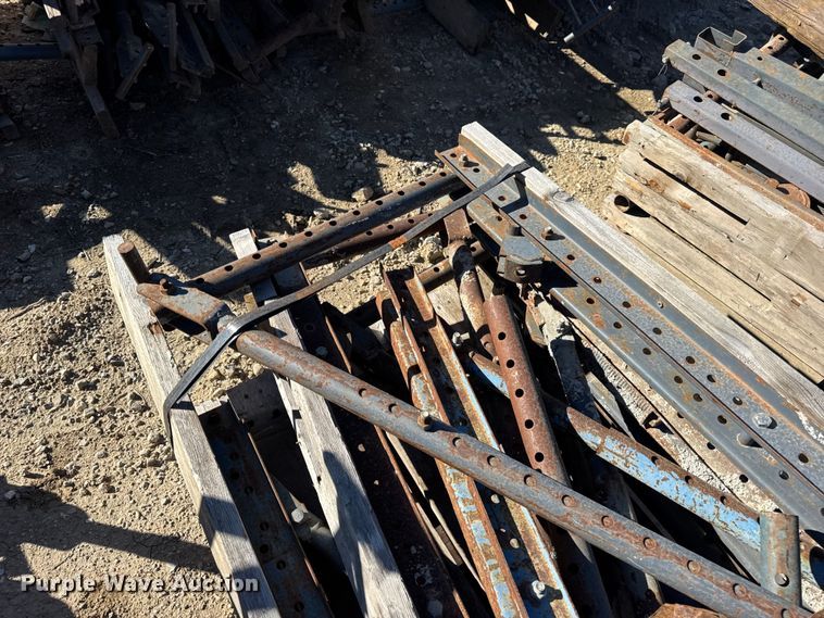 image for item EN0514 Approximately 250 bridge overhang brackets