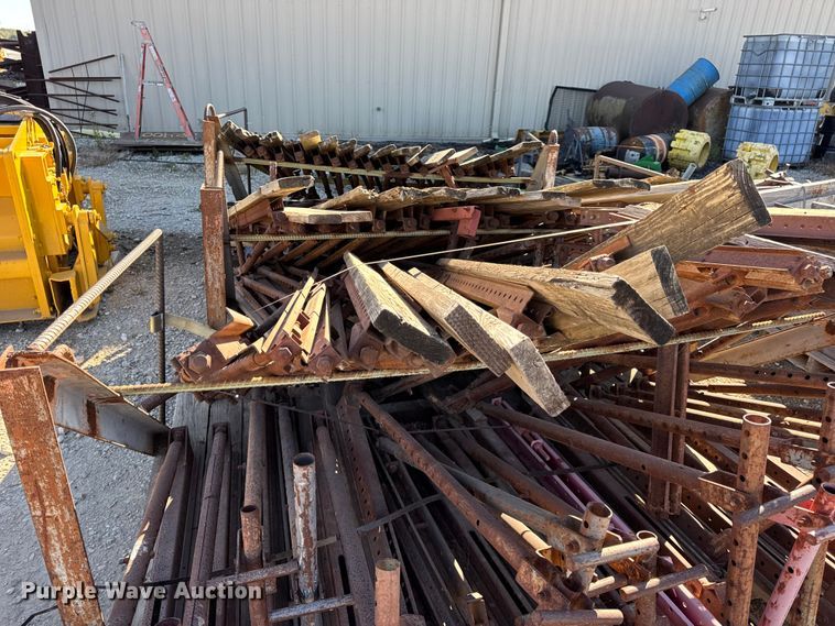 image for item EN0514 Approximately 250 bridge overhang brackets