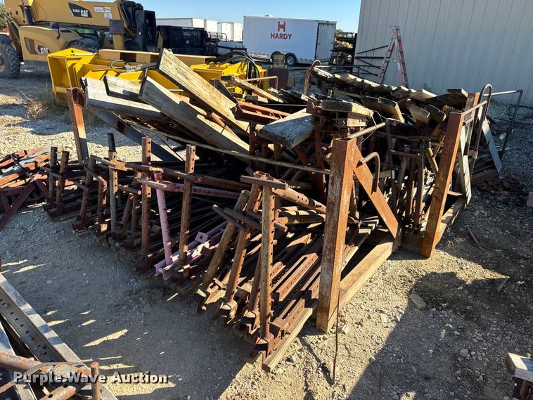 image for item EN0514 Approximately 250 bridge overhang brackets