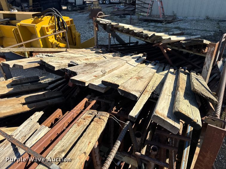 image for item EN0514 Approximately 250 bridge overhang brackets