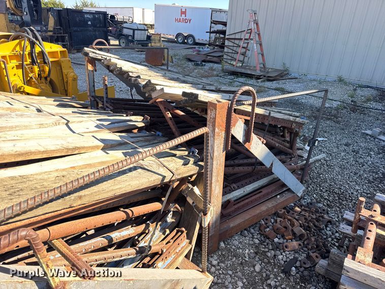 image for item EN0514 Approximately 250 bridge overhang brackets