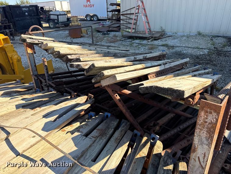 image for item EN0514 Approximately 250 bridge overhang brackets