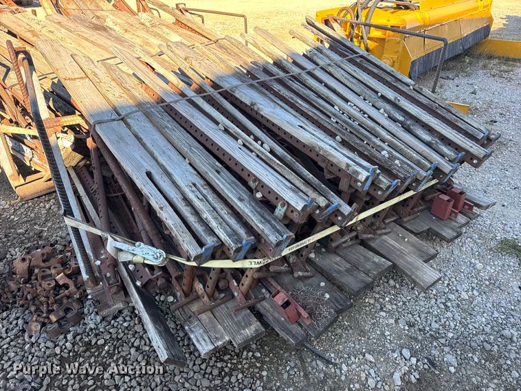 image for item EN0514 Approximately 250 bridge overhang brackets