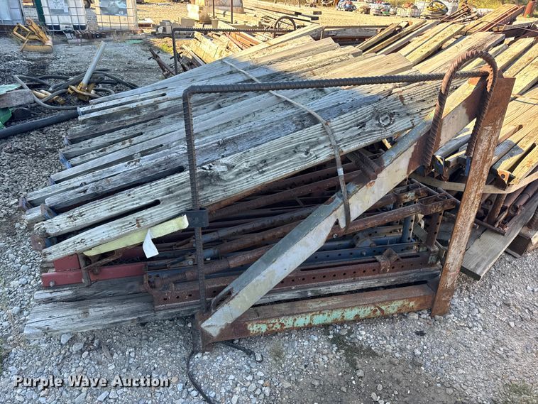 image for item EN0514 Approximately 250 bridge overhang brackets