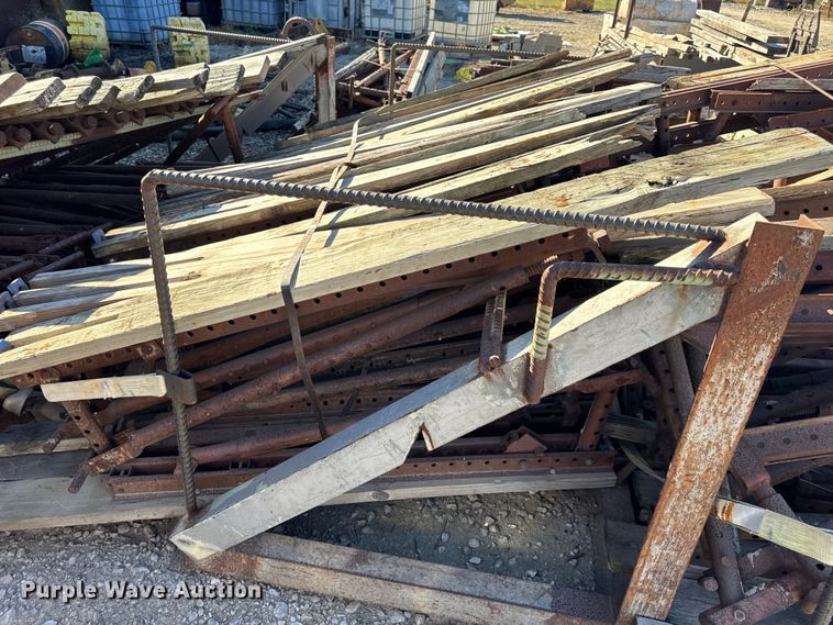 image for item EN0514 Approximately 250 bridge overhang brackets