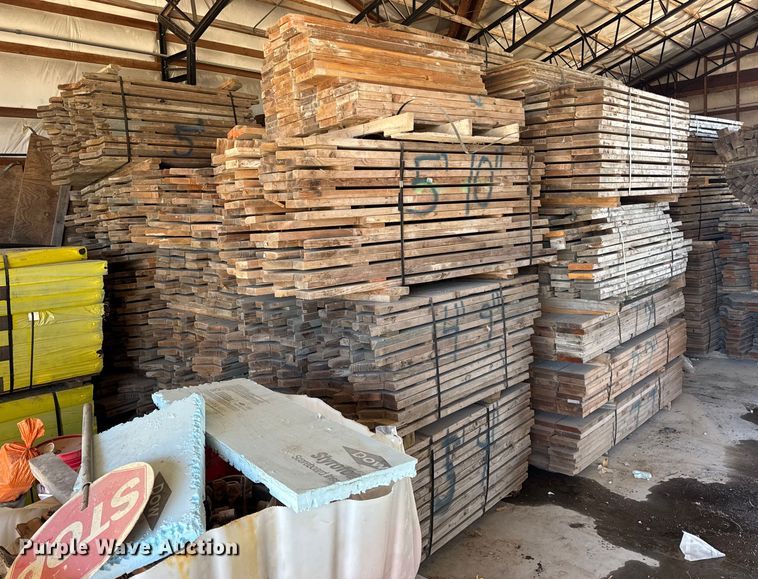 image for item EN0519 Approximately 1,900 pieces of lumber