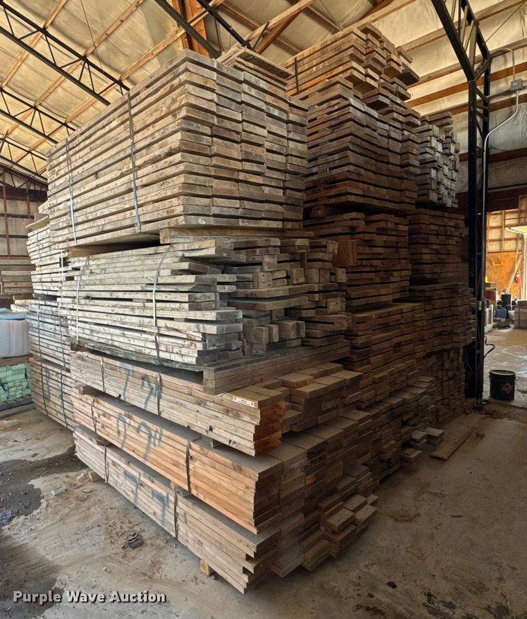 image for item EN0519 Approximately 1,900 pieces of lumber