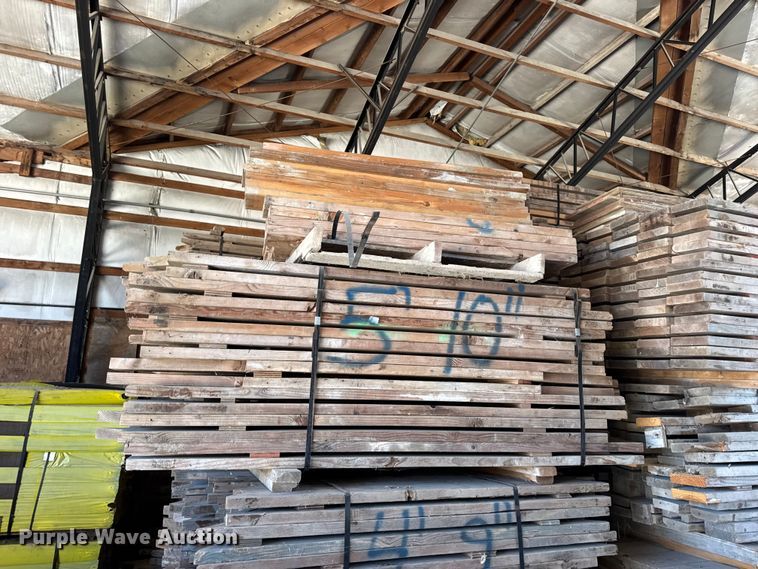 image for item EN0519 Approximately 1,900 pieces of lumber